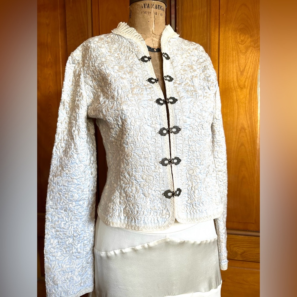 Ellie Tahari elegant embroidered fitted jacket pale blue & cream unique htf sz m